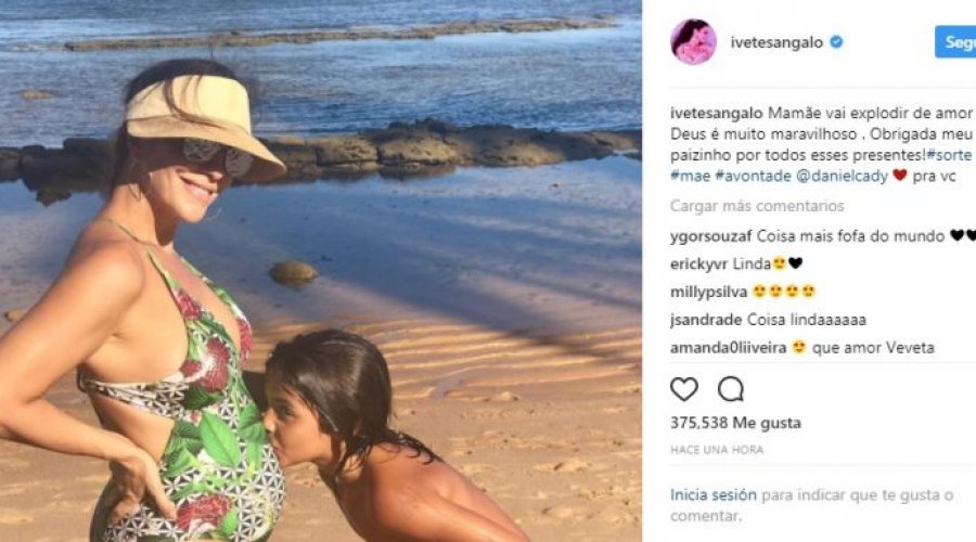 [Ivete Sangalo exibe barrigão ao lado do filho Marcelo em praia]