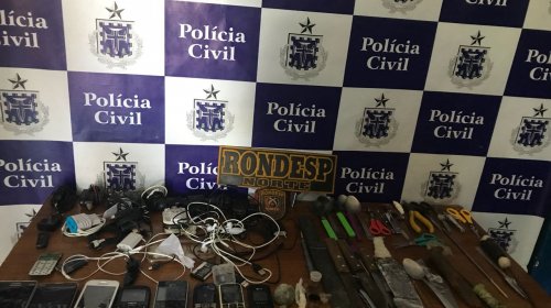 [Revista em carceragem de delegacia apreende facas, maconha e celulares]