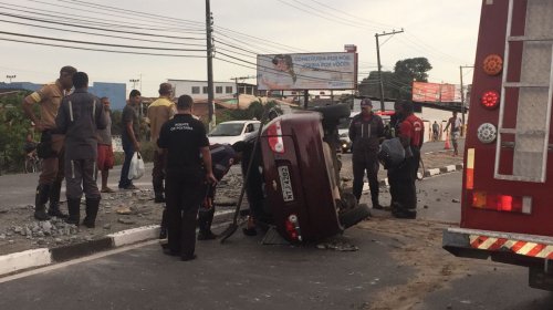 [Motorista fica ferido ao capotar veículo em Lauro de Freitas]