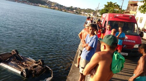 [Motorista perde controle da direção e veículo cai no mar no sul do estado]