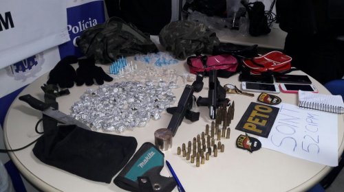 [Polícia intervém em briga de facções, prende três e apreende armas e drogas em Lauro de Freita...]