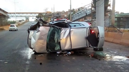 [Salvador: motorista fica ferido após veículo capotar na Avenida Paralela]