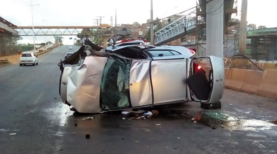 [Salvador: motorista fica ferido após veículo capotar na Avenida Paralela]