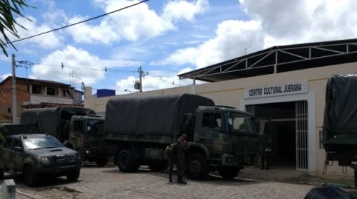 [Bandidos roubam celulares e arma de militares do Exército]