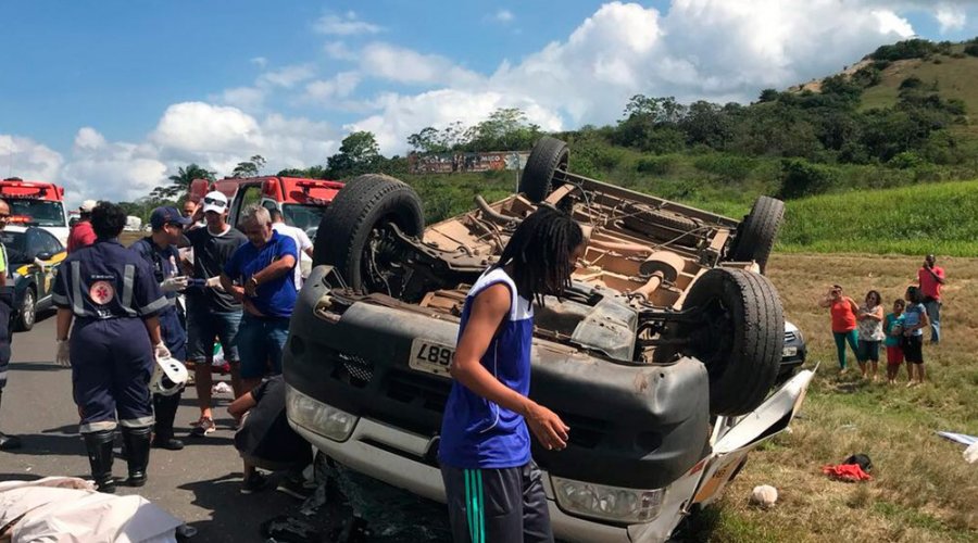 [Van capota e deixa feridos em trecho da BR-324, em São Sebastião Passé]