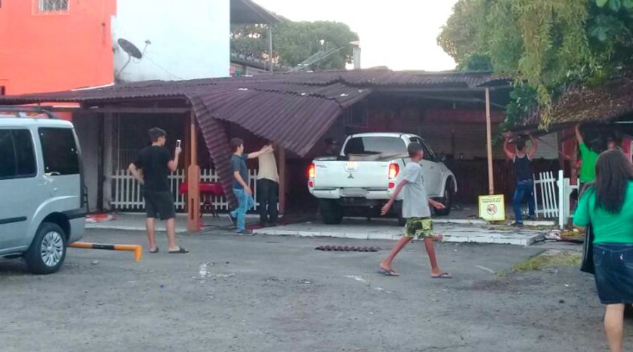 [Carro invade restaurante e deixa feridos em Salvador]