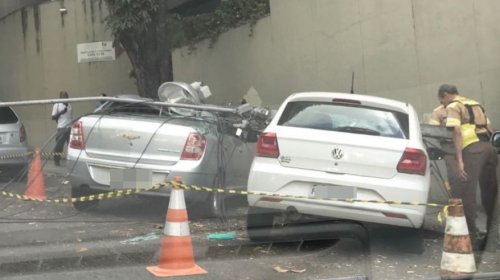 [Poste cai em cima de carros estacionados em frente a hospital]