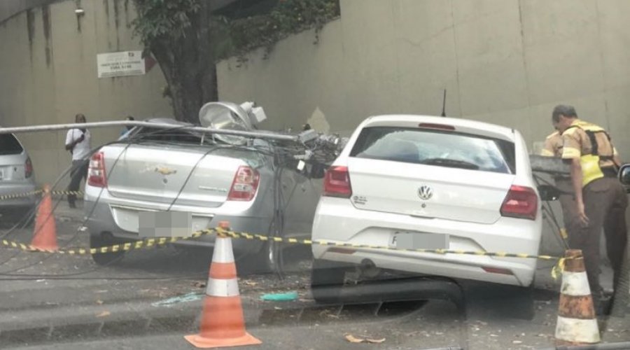 [Poste cai em cima de carros estacionados em frente a hospital]