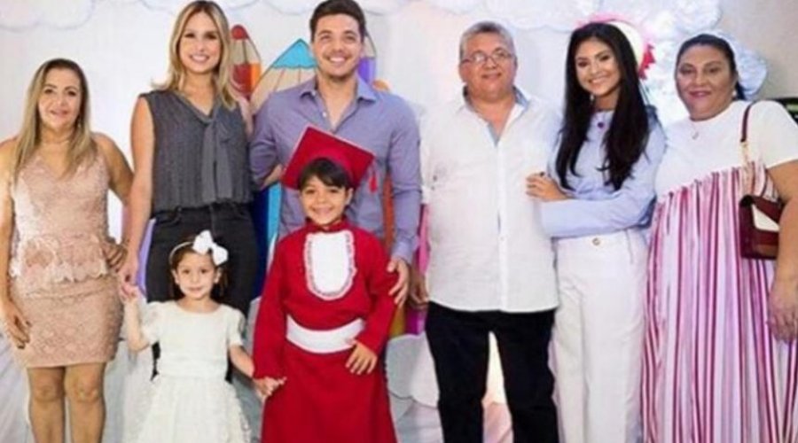 [Wesley Safadão celebra formatura do filho com atual e ex-mulher juntas]