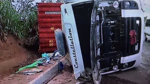 [Carreta tomba em viaduto de acesso à BR 324 em Salvador]