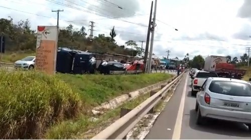 [Acidente: Caminhão cegonha tomba em Camaçari]