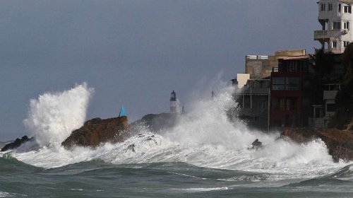 [Alerta: Marinha prevê ondas de até 5 metros neste fim de semana]