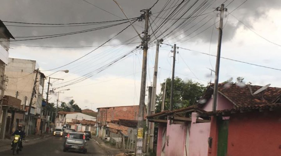 [Imagens: ventos, trovoadas e nuvens carregadas assustam os moradores de Camaçari]