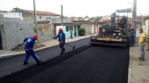 [Mais duas ruas de Camaçari recebem nova pavimentação asfáltica]