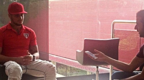 [Quase fechado: Jean posa com a camisa do São Paulo]