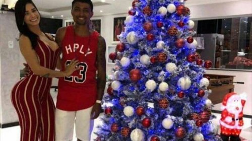 [Jogador do Vitória ao lado de árvore de Natal tricolor, causa alvoroço nas redes sociais]
