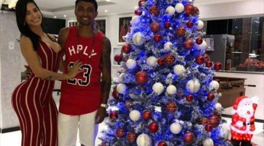 [Jogador do Vitória ao lado de árvore de Natal tricolor, causa alvoroço nas redes sociais]