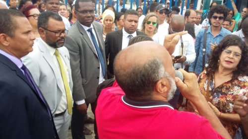 [Deputado troca ofensas com manifestantes em frente à Câmara de Camaçari ]