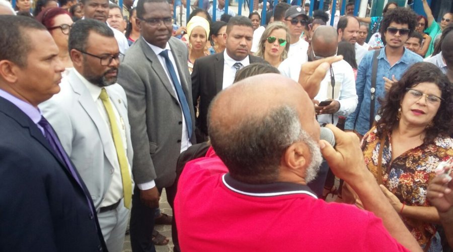 [Deputado troca ofensas com manifestantes em frente à Câmara de Camaçari ]