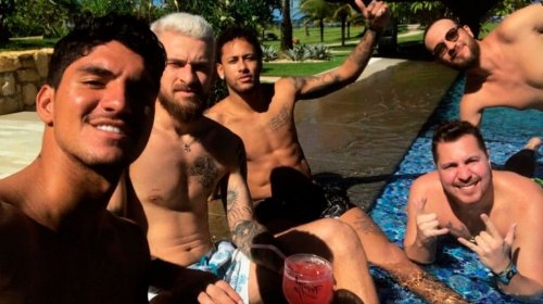 [Férias na Bahia: Neymar aluga casa e posa com os amigos]