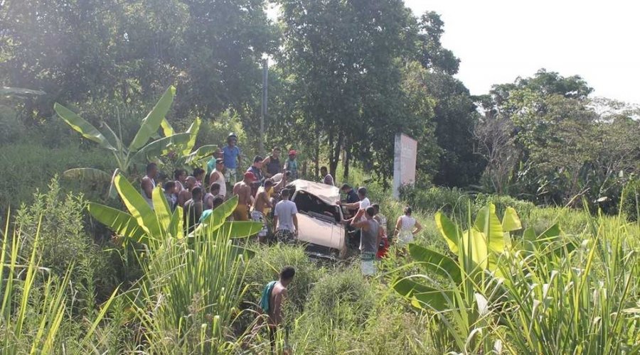 [Um pessoa morre e três ficam feridas  em capotamento na BR-101]