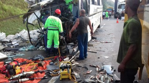 [Acidente entre ônibus e carreta mata um e deixa 31 feridos na rodovia Régis Bittencourt]