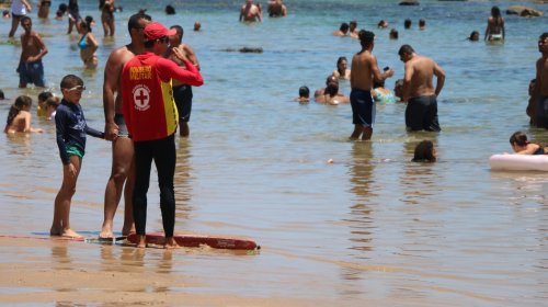 [Para reduzir o número de crianças perdidas nas praias, Bombeiros distribuem braceletes]