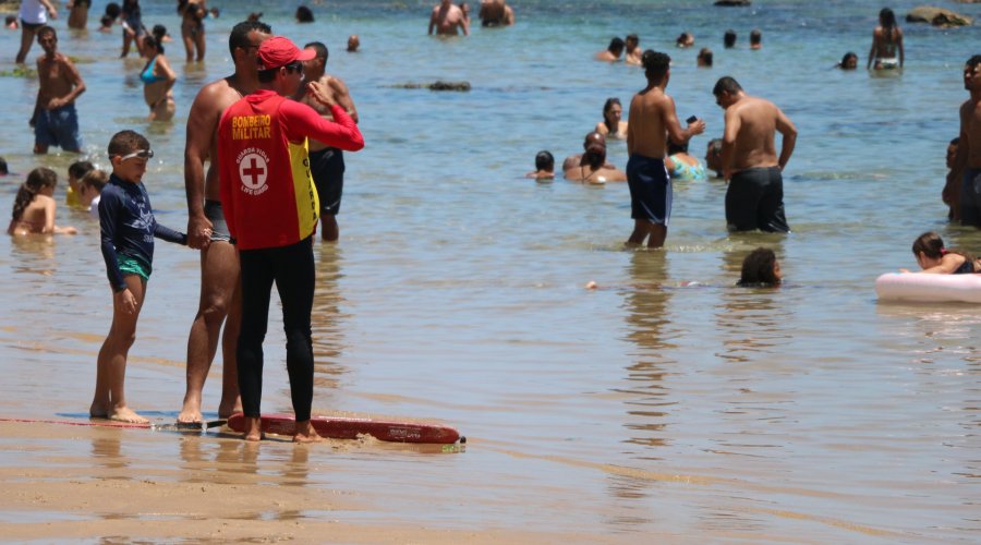 [Para reduzir o número de crianças perdidas nas praias, Bombeiros distribuem braceletes]