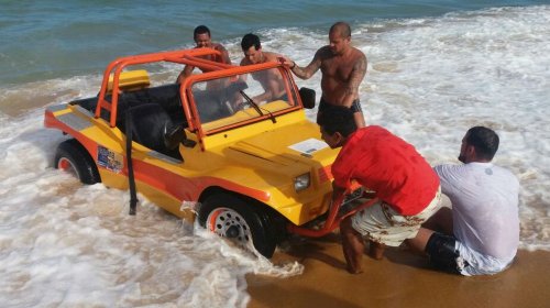 [Carro com turistas atola em praia no sul do estado]