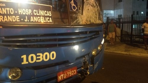 [ Motociclista fica ferido após ser atropelado por ônibus em Salvador]