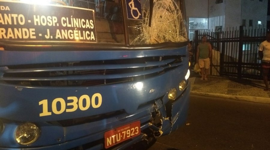 [ Motociclista fica ferido após ser atropelado por ônibus em Salvador]