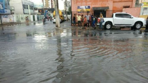 [Ruas do centro de Feira ficam alagadas após forte chuva ]