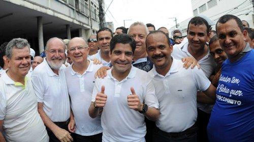 [Elinaldo participa de Lavagem do Bonfim ao lado de ACM Neto ]