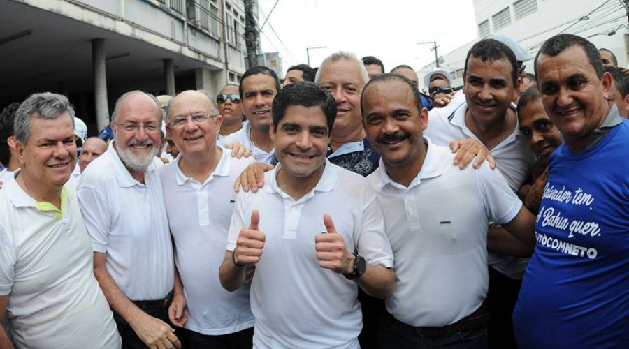 [Elinaldo participa de Lavagem do Bonfim ao lado de ACM Neto ]