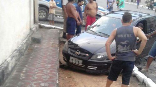 [Bebê morre após carro invadir a calçada em Nazaré]