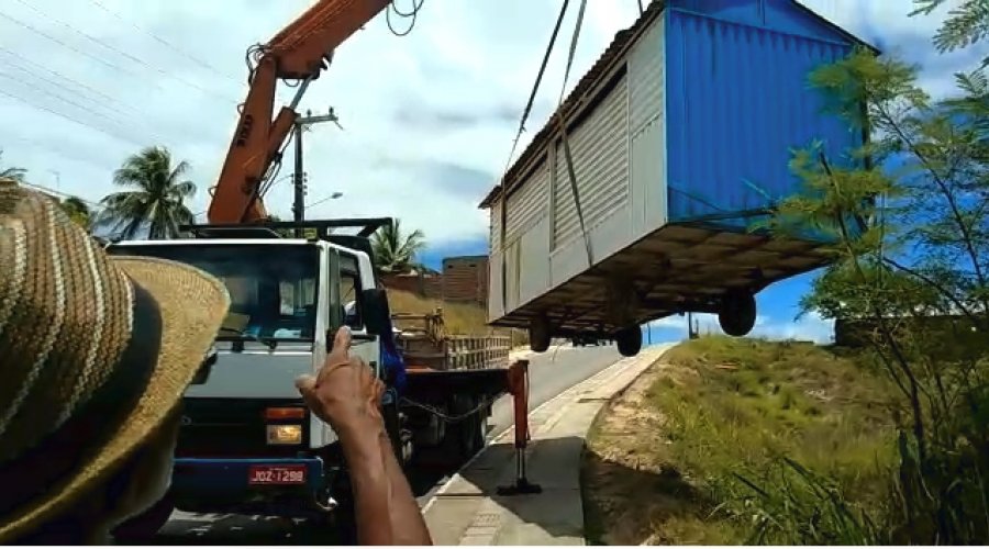 [VÍDEO: trailer é retirado de praia em primeiro dia da Operação de Ordenamento da Costa de Camaçari]