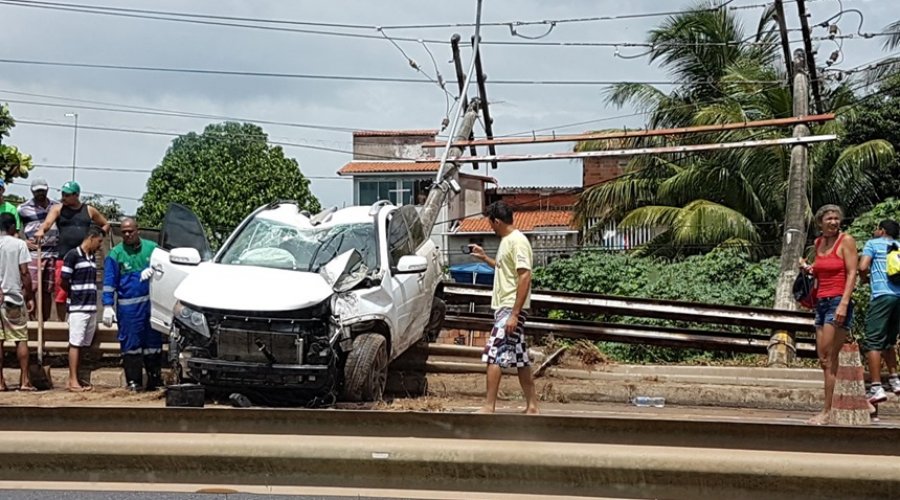 [Carro derruba poste e motorista fica ferido em acidente na Estrada do Coco]