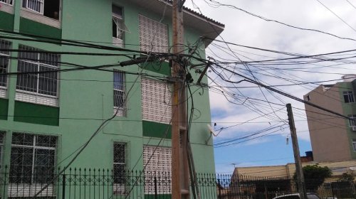 [Moradores da Rua Clínio de Jesus no Barbalho denunciam mau serviço da Coelba]