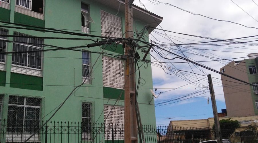 [Moradores da Rua Clínio de Jesus no Barbalho denunciam mau serviço da Coelba]