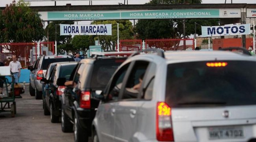 [Filas enormes: Espera para embarque de pedestres e veículos no Ferry Boat é mais de duas horas]