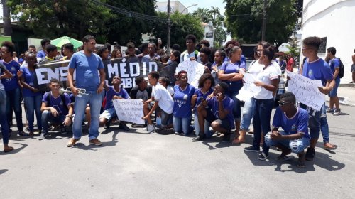 [Alunos da rede estadual faz manifestação contra a Municipalização do Colégio Estadual Abílio C...]