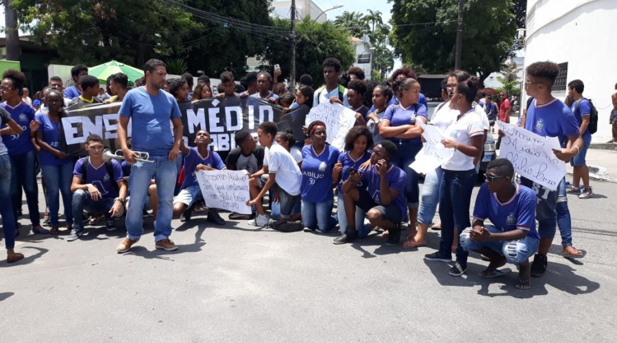 [Alunos da rede estadual faz manifestação contra a Municipalização do Colégio Estadual Abílio Cesar Borges]