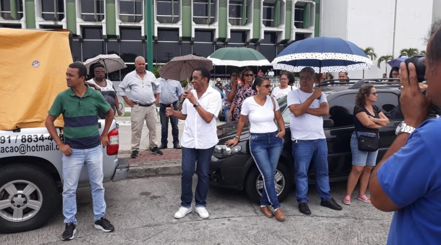 [Professores, alunos e representantes da educação realizam protesto na porta no CAB]