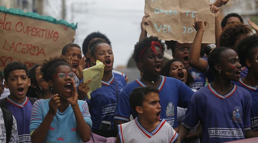 [Alunos e professores protestam contra possibilidade de fechamento de escola em Amaralina Devido ao protesto, o trânsito ficou mais lento na região.]