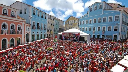 [Largo do Pelourinho muda de cor após presença de fiéis]