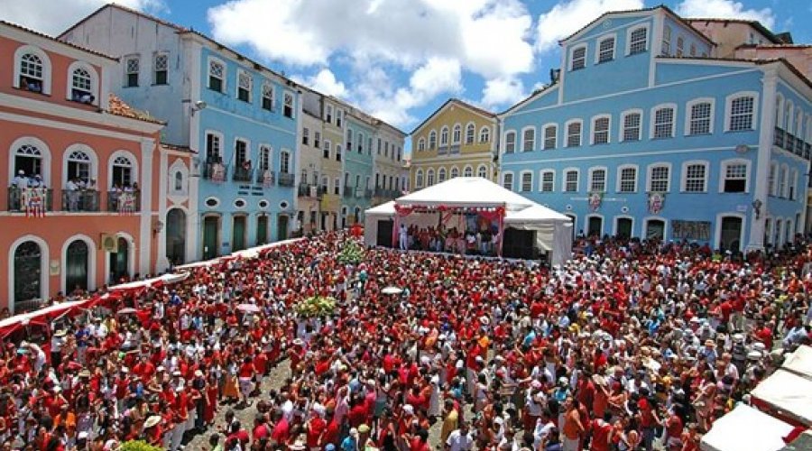 [Largo do Pelourinho muda de cor após presença de fiéis]