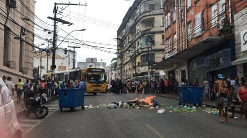 [Manifestação: Fiscalização contra ambulantes irregulares gera confusão no centro de Salvador]