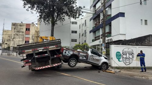 [Caminhão bate em veículo e duas pessoas ficam feridas]