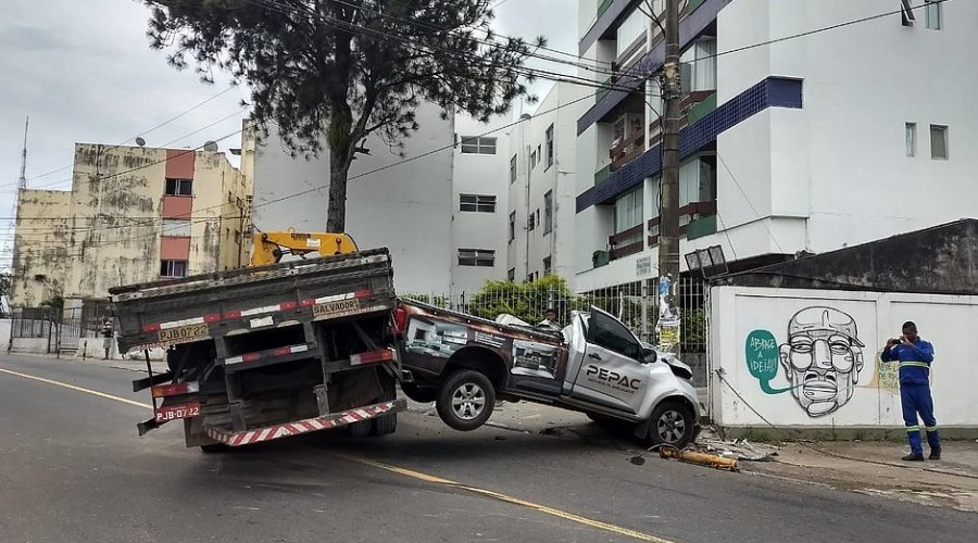 [Caminhão bate em veículo e duas pessoas ficam feridas]
