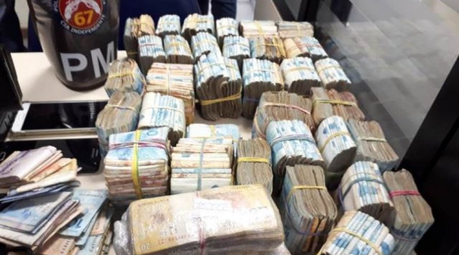 [Polícia Militar apreende cerca de R$ 300 mil dentro táxi em Feira de Santana ]